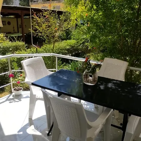 아파트 With Enchanting Garden *