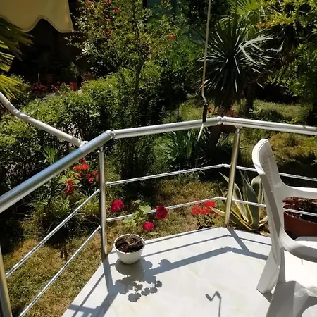 With Enchanting Garden Apartmán Golem (Tirana)